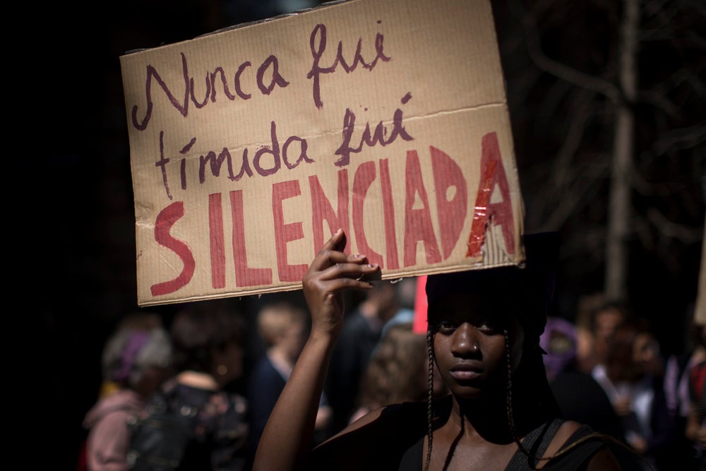 Miles de manifestantes han portada pancartas con mensajes reivindicativos