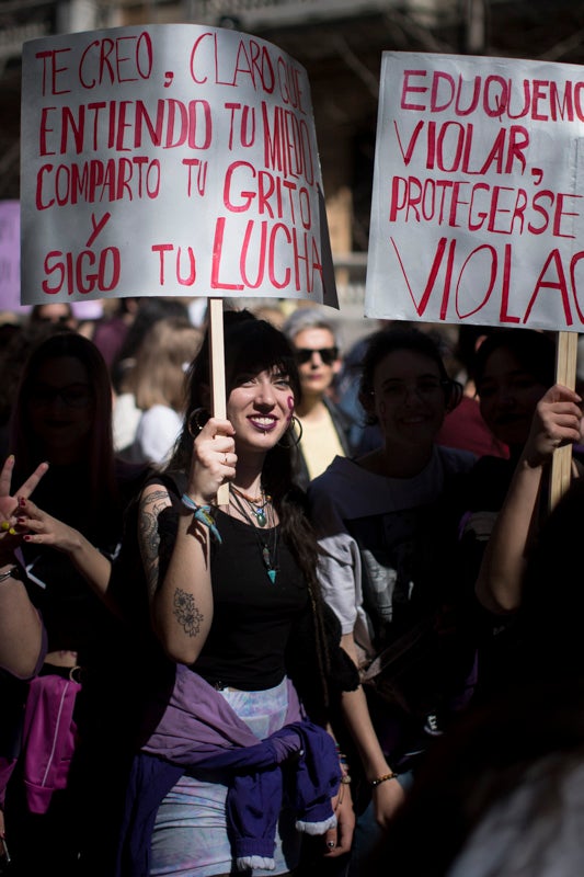 Miles de manifestantes han portada pancartas con mensajes reivindicativos