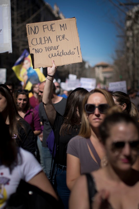 Miles de manifestantes han portada pancartas con mensajes reivindicativos
