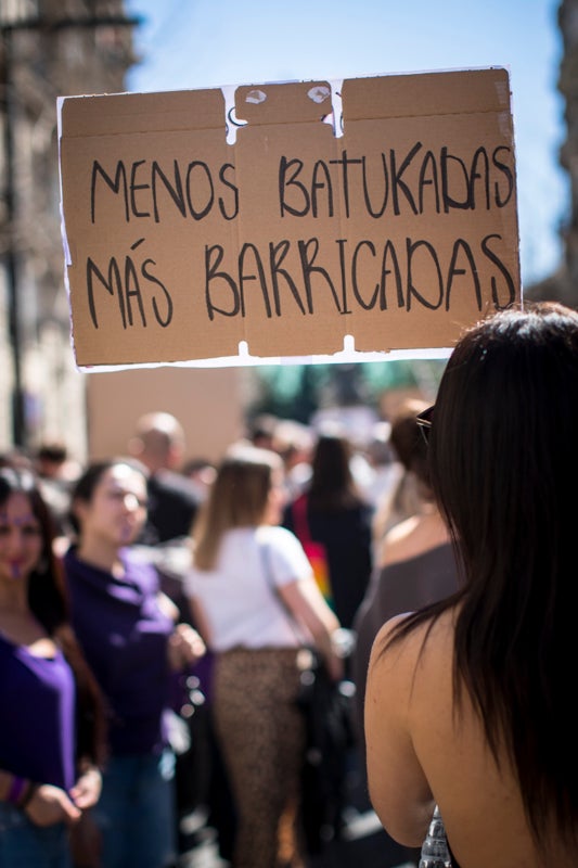 Miles de manifestantes han portada pancartas con mensajes reivindicativos