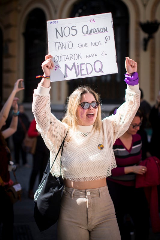 Miles de manifestantes han portada pancartas con mensajes reivindicativos