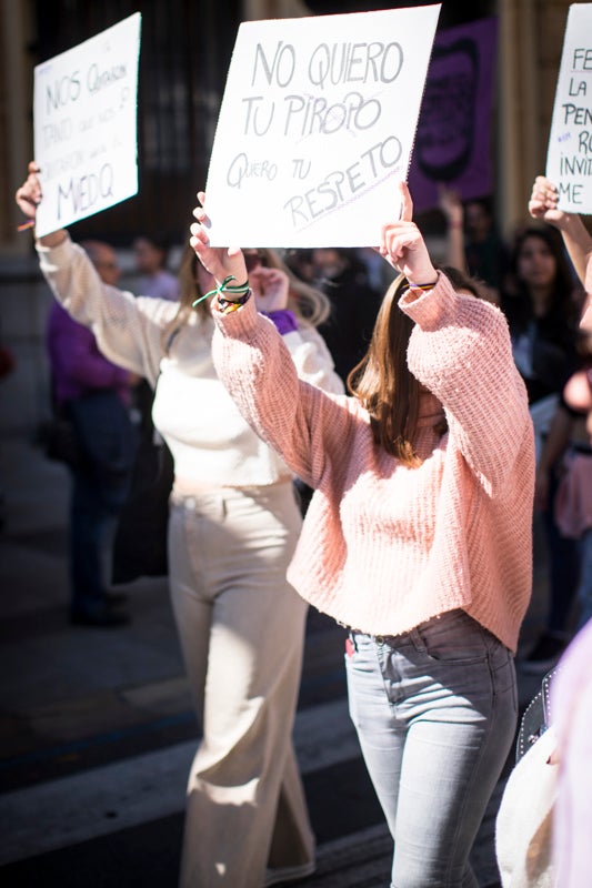 Miles de manifestantes han portada pancartas con mensajes reivindicativos