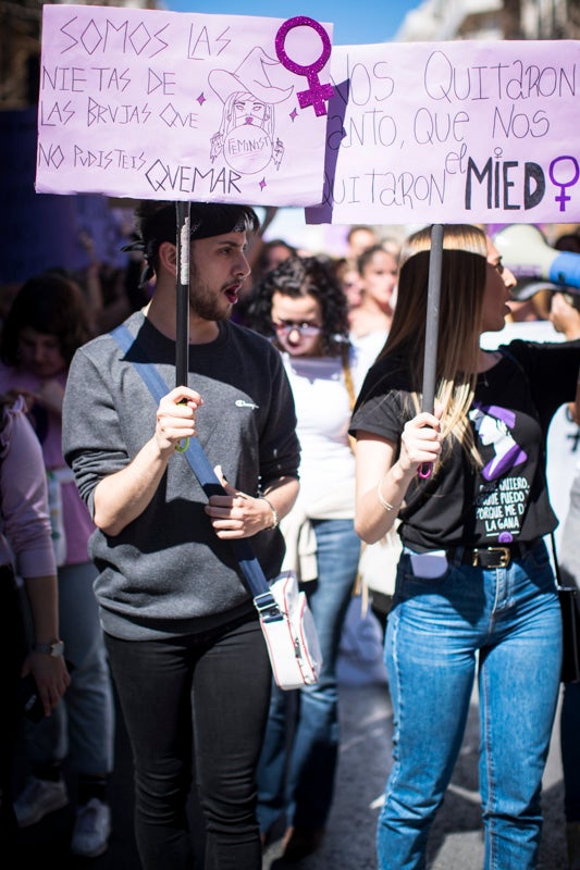 Miles de manifestantes han portada pancartas con mensajes reivindicativos