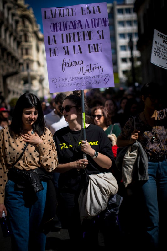 Miles de manifestantes han portada pancartas con mensajes reivindicativos