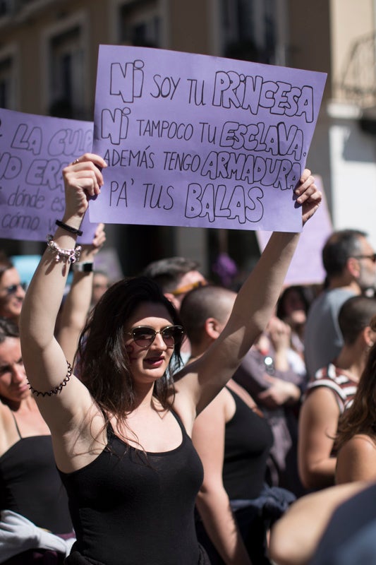 Miles de manifestantes han portada pancartas con mensajes reivindicativos