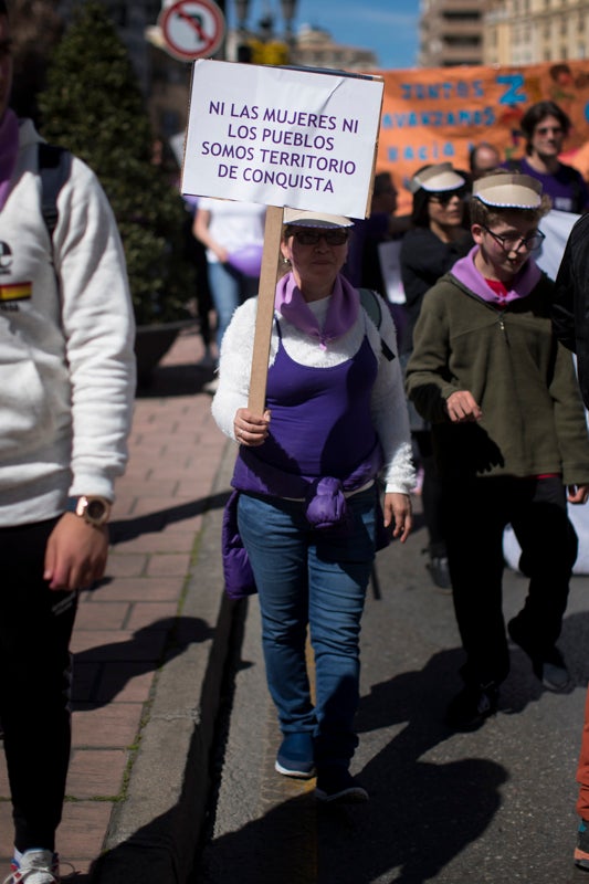 Miles de manifestantes han portada pancartas con mensajes reivindicativos