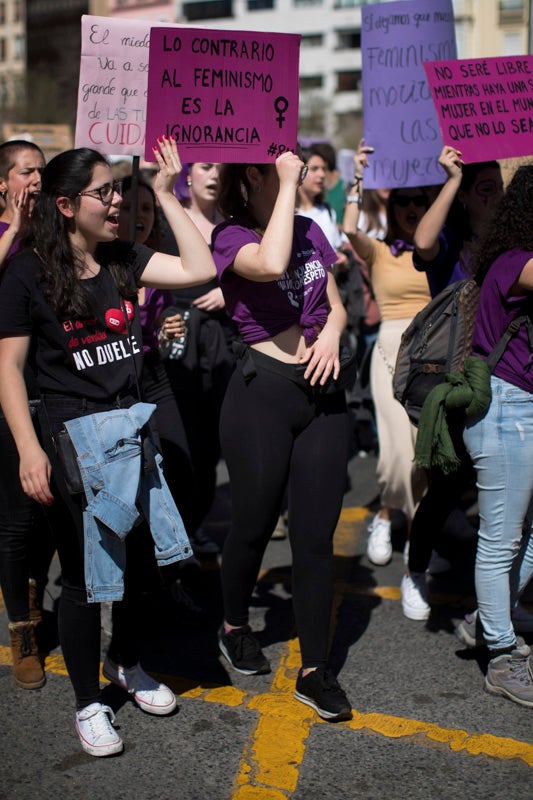Miles de manifestantes han portada pancartas con mensajes reivindicativos