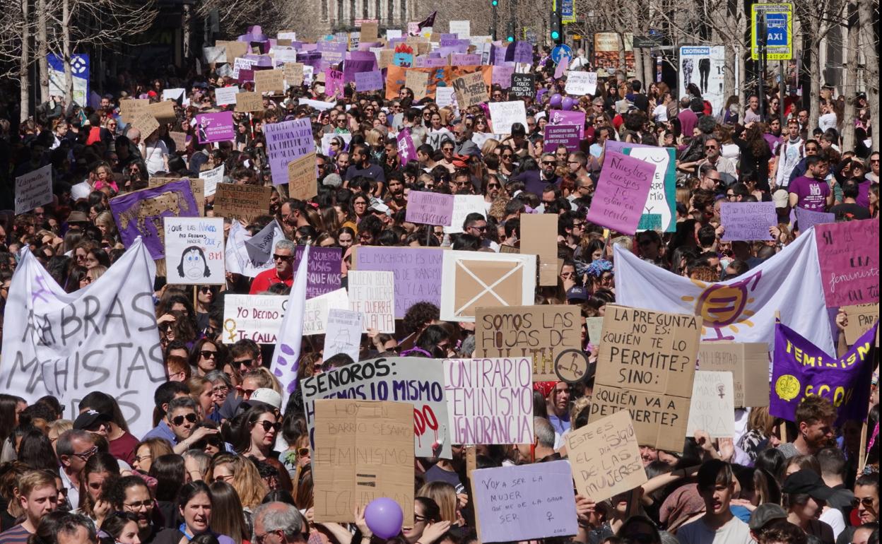 Todas las caras de la manifestación del 8-M en Granada. 