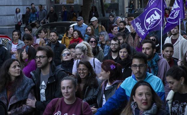 Imagen principal - Algunos de los momentos de la manifestación. 