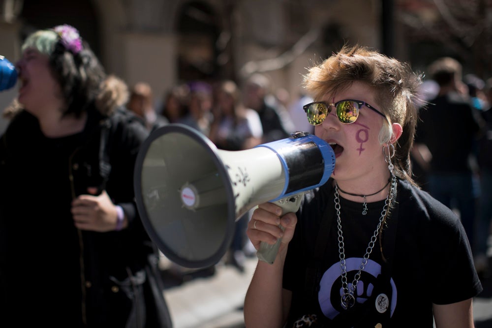 Repaso completo en imágenes a una marcha multitudinaria este Día de la Mujer en Granada