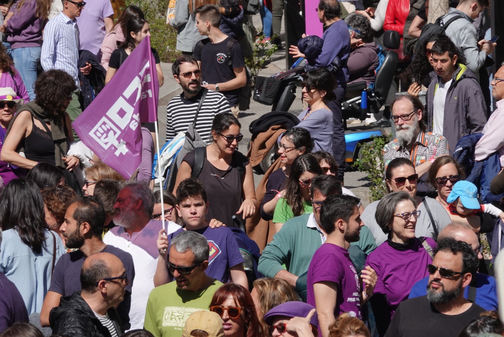Repaso completo en imágenes a una marcha multitudinaria este Día de la Mujer en Granada
