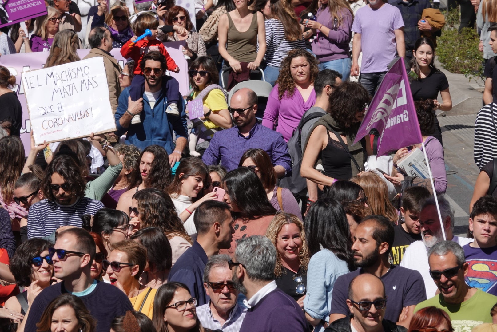 Repaso completo en imágenes a una marcha multitudinaria este Día de la Mujer en Granada