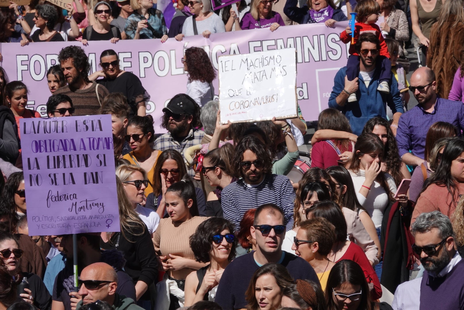 Repaso completo en imágenes a una marcha multitudinaria este Día de la Mujer en Granada