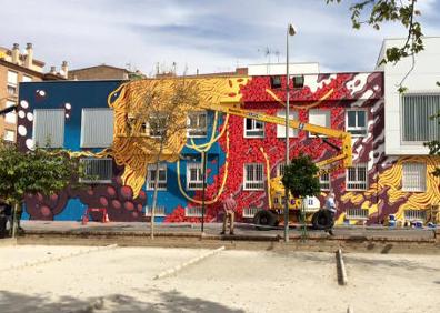 Imagen secundaria 1 - Grafiti dedicado al músico Jesús Arias. Las otroas dos imágenes son del Centro de Servicios Sociales de La Chana grafiteado por el colectivo Boamistura.