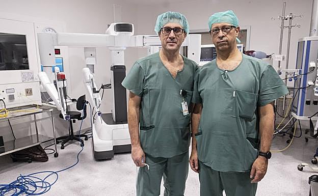 Jorge Fernández y Antonio Rodríguez, en el quirófano.