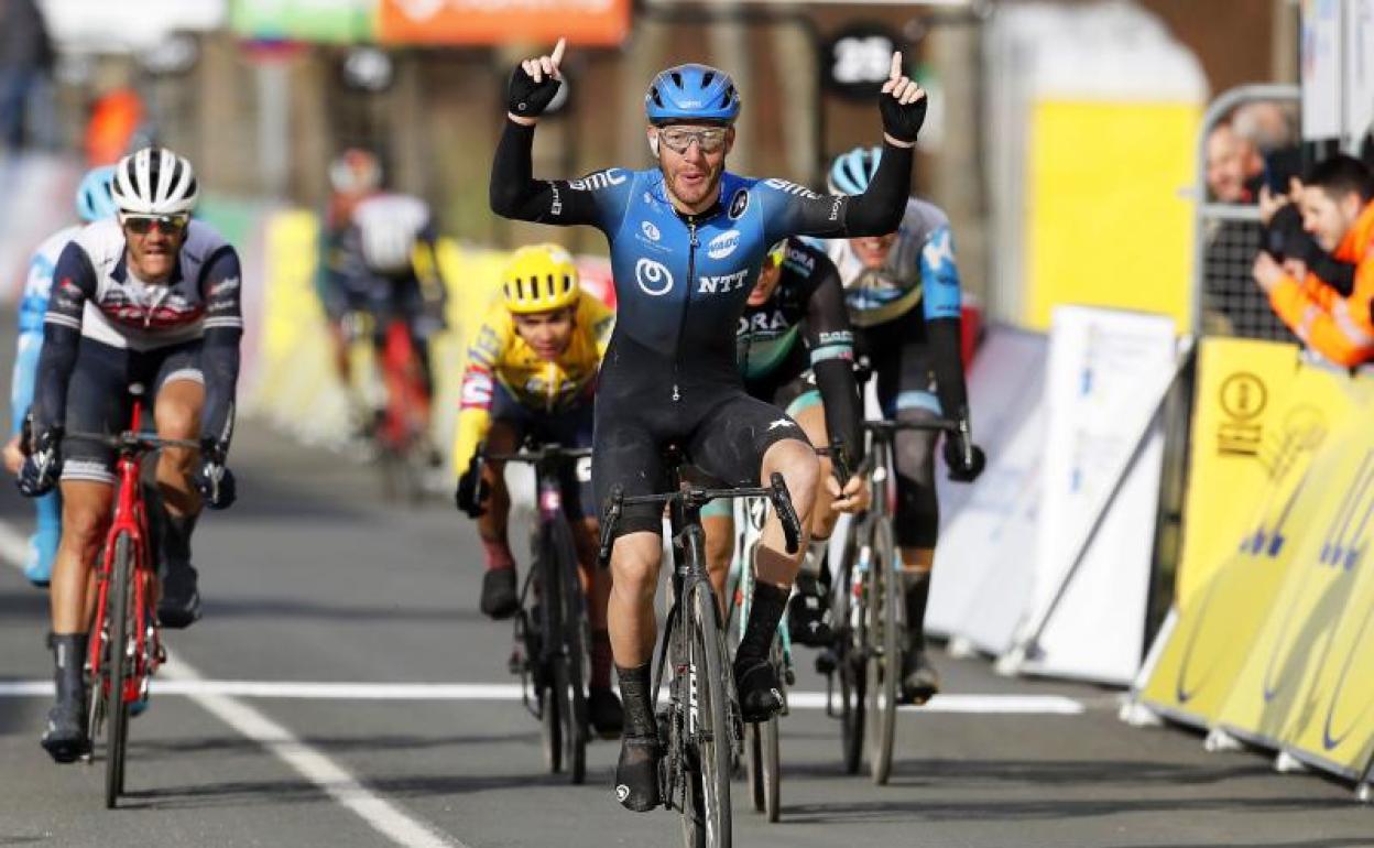 El italiano Giacomo Nizzolo celebra su victoria en la segunda etapa de la París-Niza. 