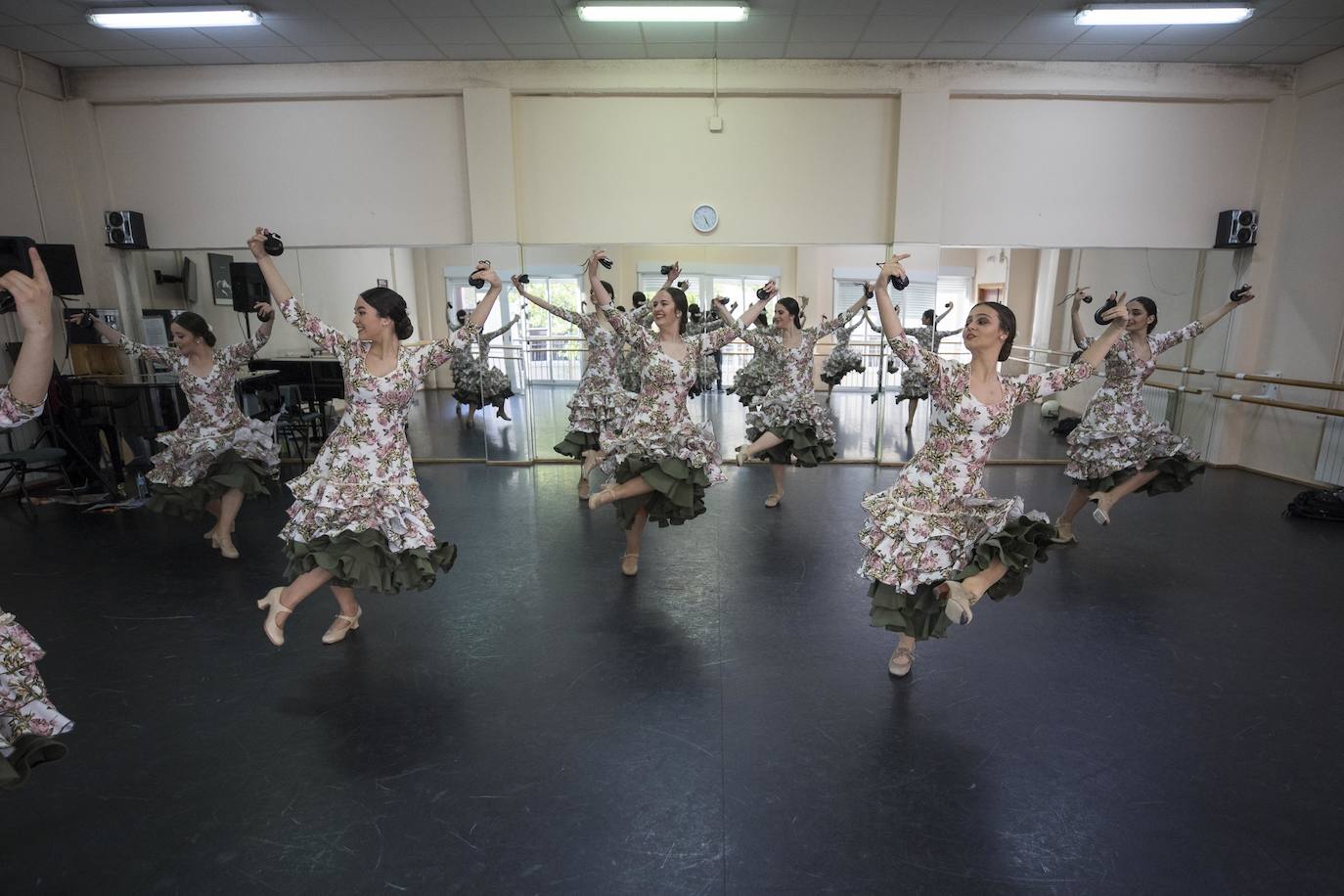 Un grupo de alumnas del Conservatorio Profesional de Danza Reina Sofía, de Granada, triunfa en el festival más prestigioso de España con una coreografía ideada por ellas mismas