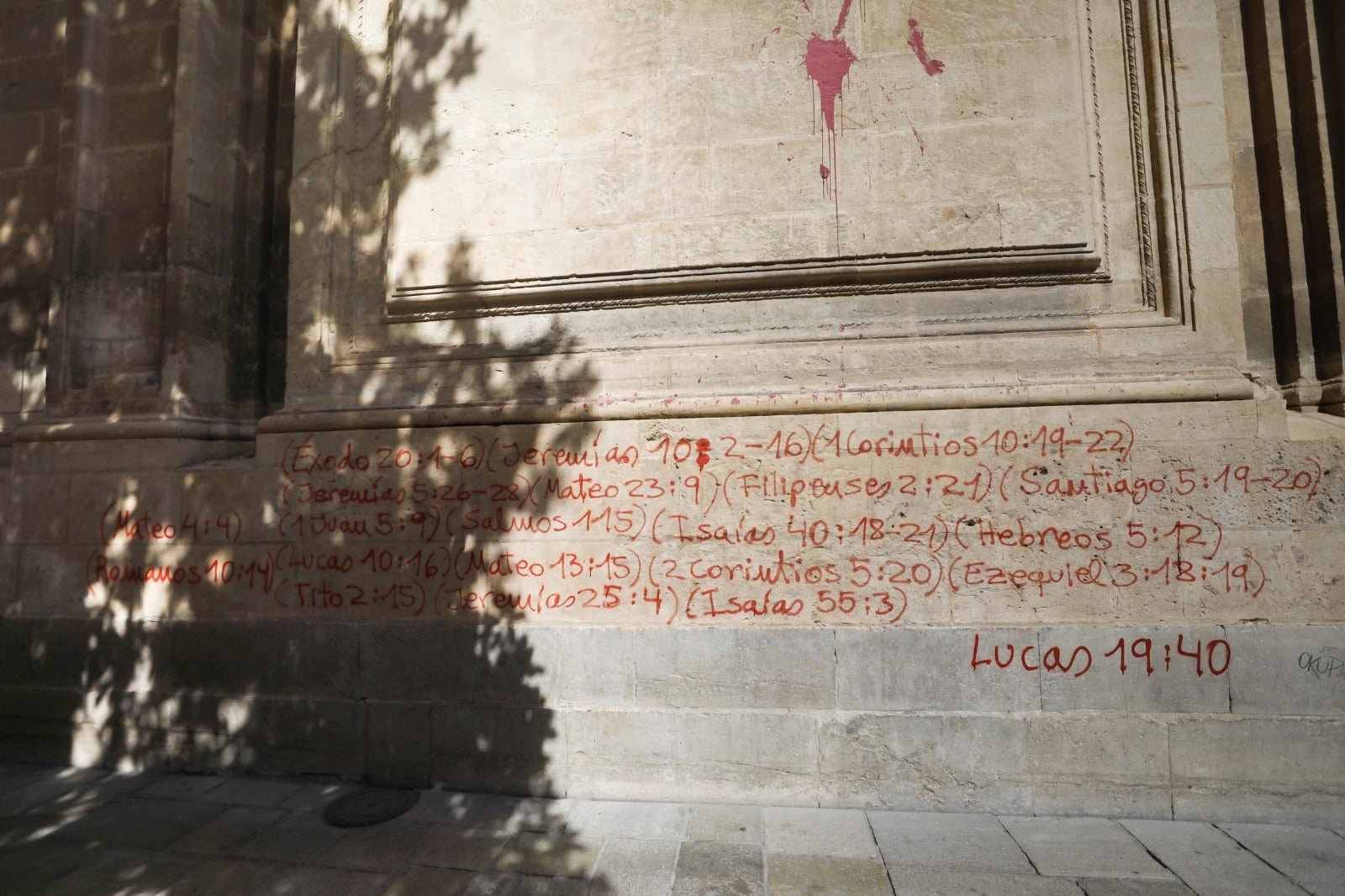 La Catedral de Granada ha vuelto a sufrir un ataque vandálico. En esta ocasión un individuo ha pintado versículos de la Biblia con spray rojo en uno de sus basamentos