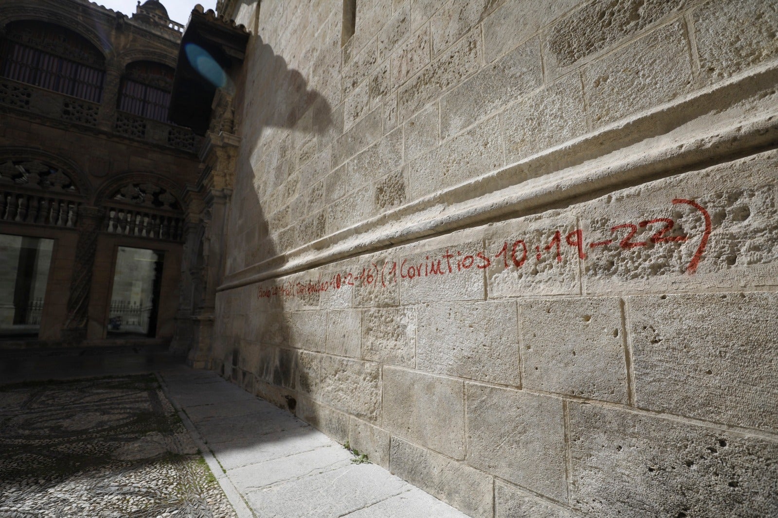 La Catedral de Granada ha vuelto a sufrir un ataque vandálico. En esta ocasión un individuo ha pintado versículos de la Biblia con spray rojo en uno de sus basamentos