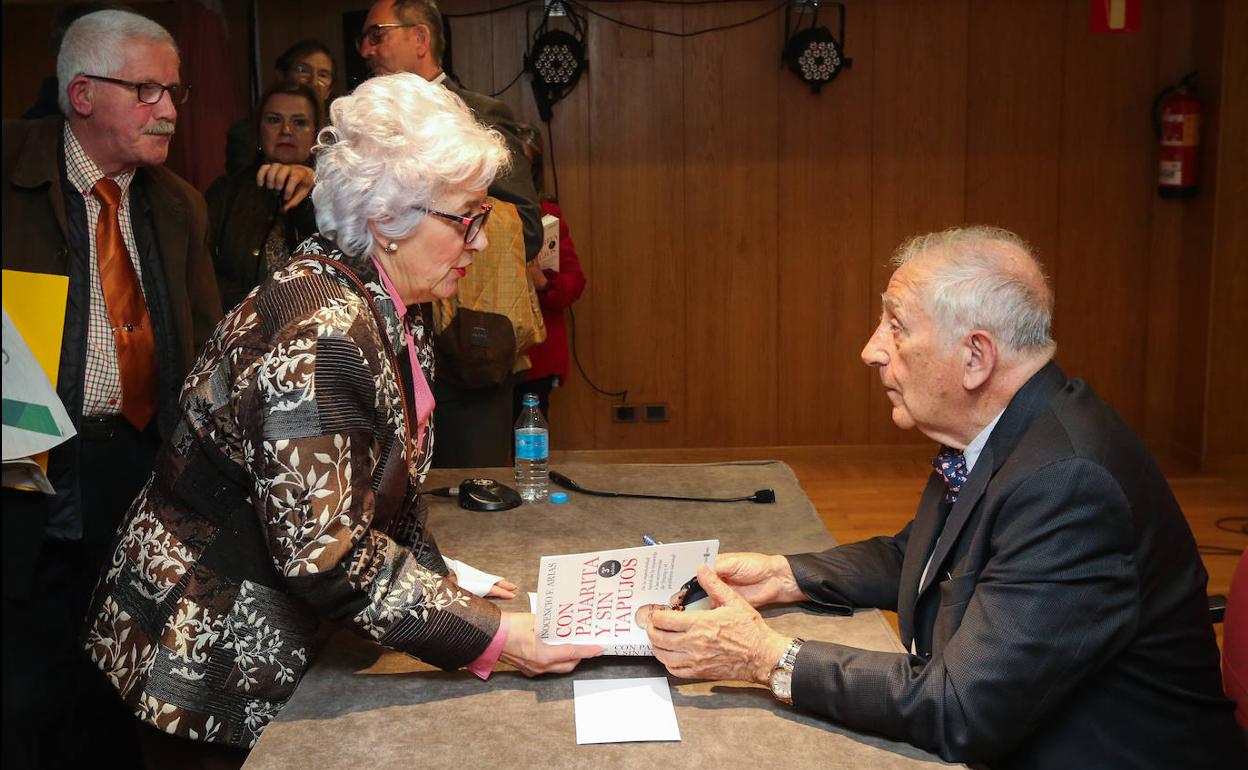 Al terminar el acto, el autor firmó numerosos ejemplares de su obra.