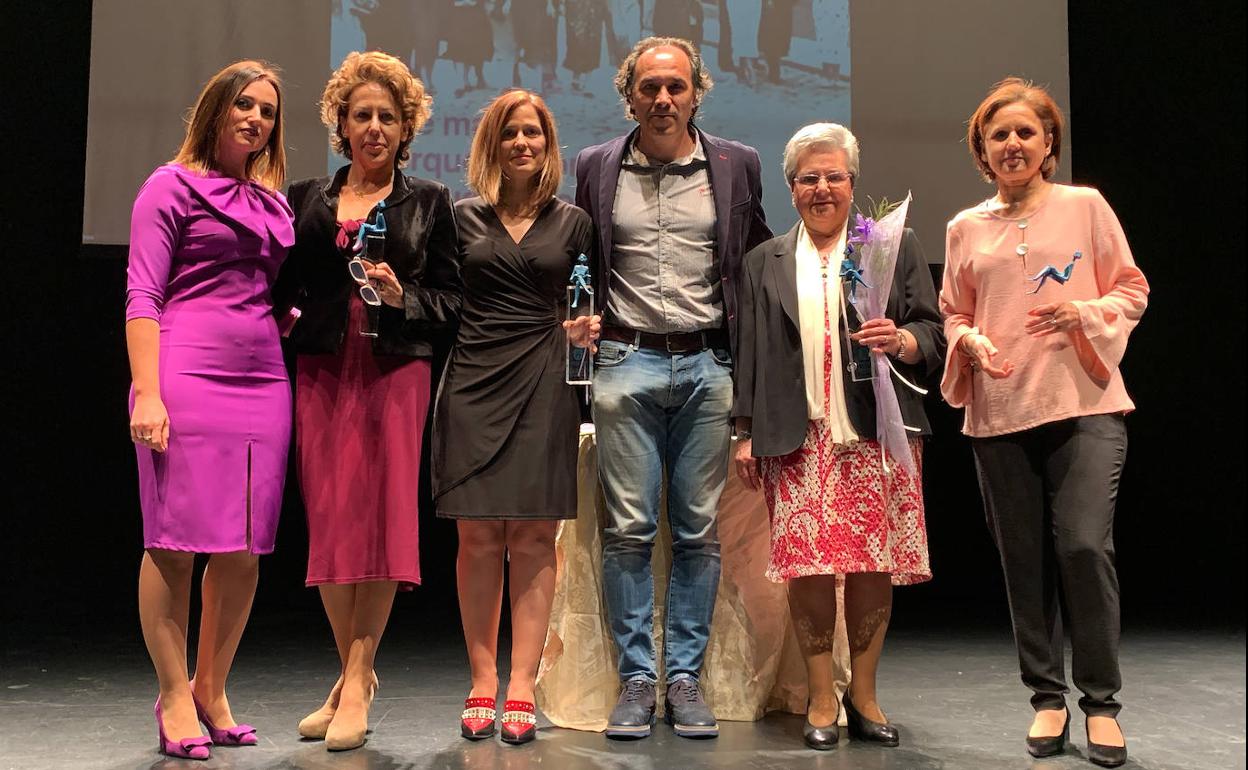 Las mujeres premiadas junto al alcalde y a la concejala de Feminismo. 