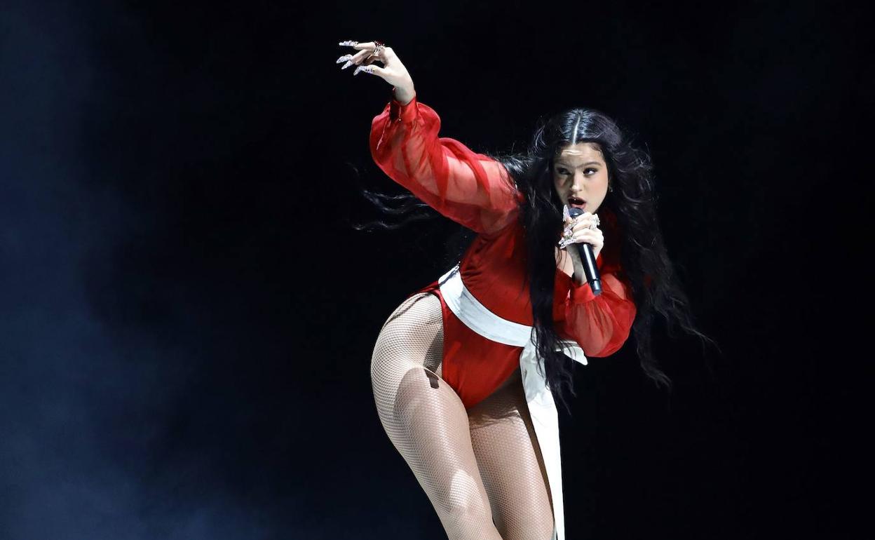 Rosalía, de rojiblanco en un concierto. 