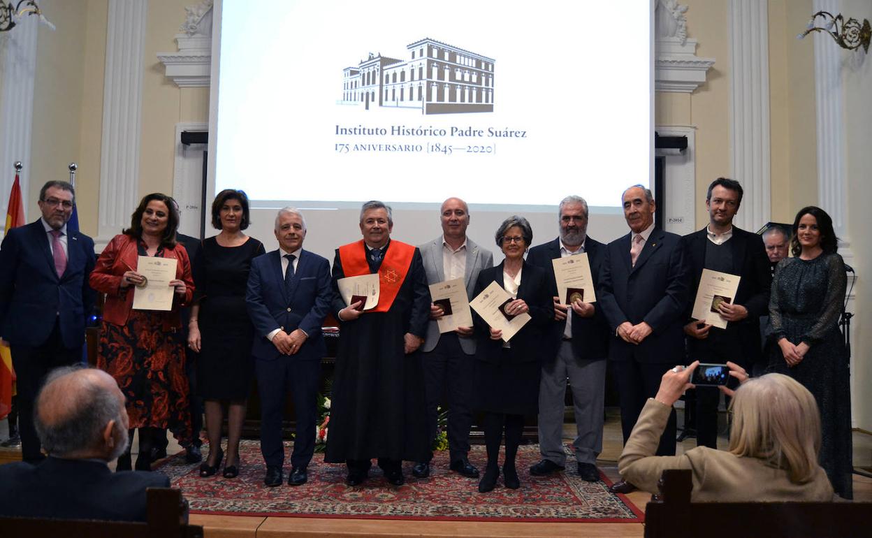 Los directores de los centros adscritos posan con miembros del equipo directivo del Padre Suárez. 