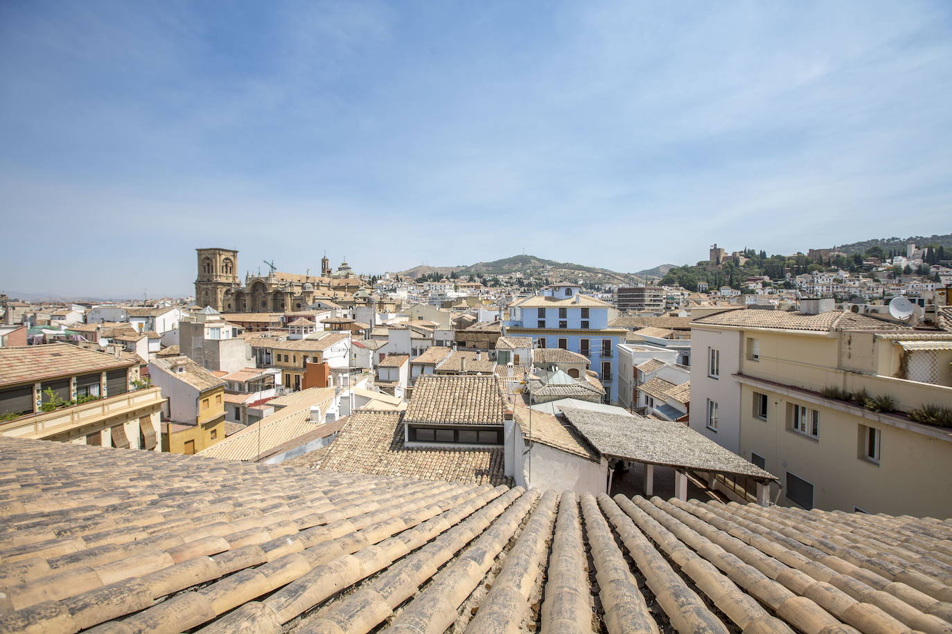 Imagen secundaria 1 - Arriba, obras de rehabilitación de las cubiertas de la Catedral. Abajo, panorámica desde el Suizo y desde la plaza de las Pasiegas.