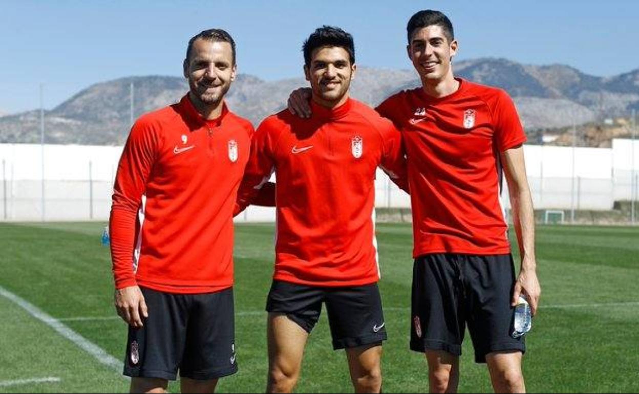 Soldado, Antoñín y Carlos Fernández, sonrientes antes del entrenamiento. 