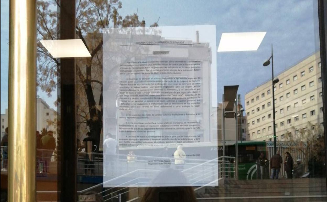 El acuerdo adoptado este jueves por el juez decano se exhibe en la puerta de acceso a la sede judicial. 