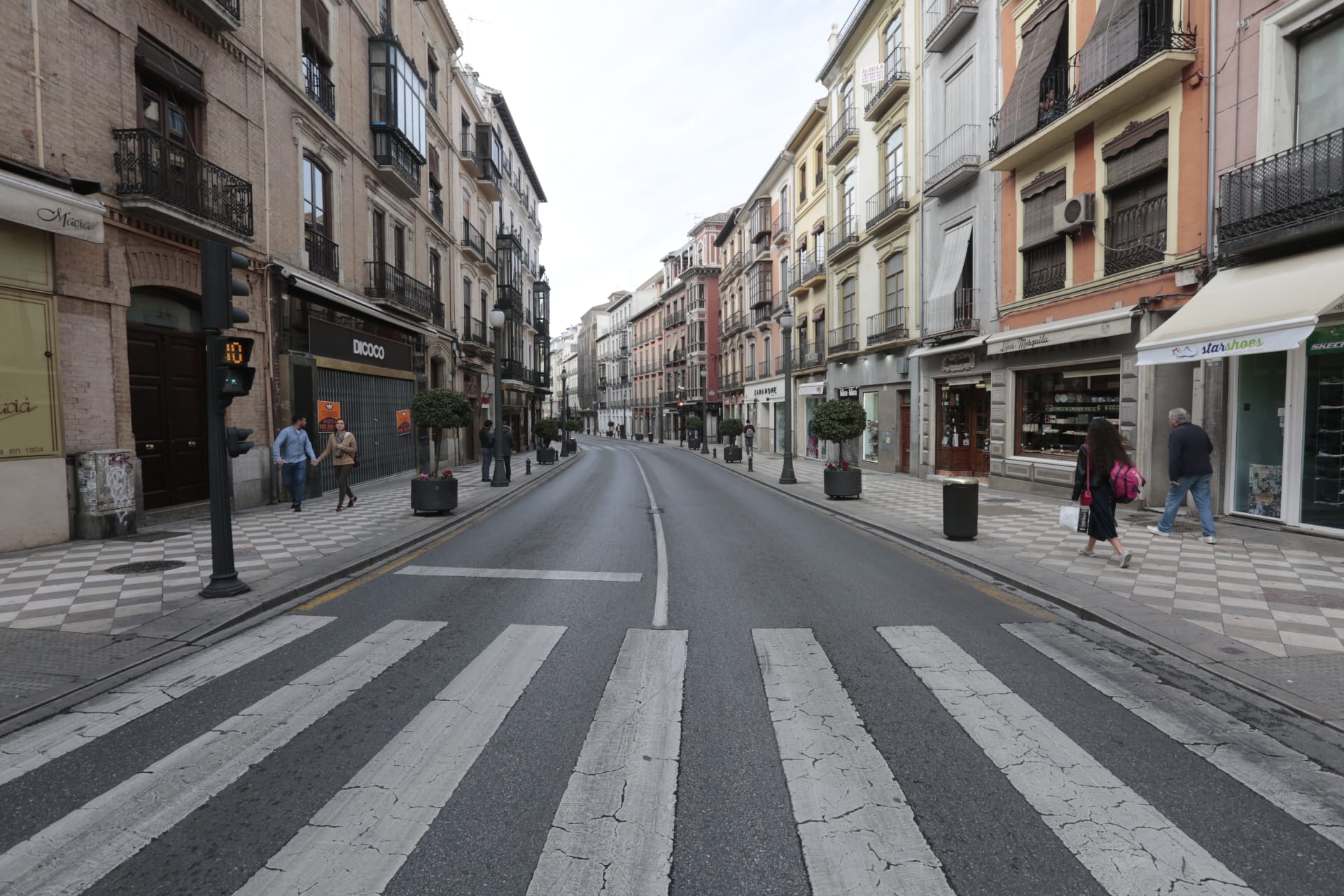 Las calles de Granada y los monumentos, con mucha menos gente de lo habitual