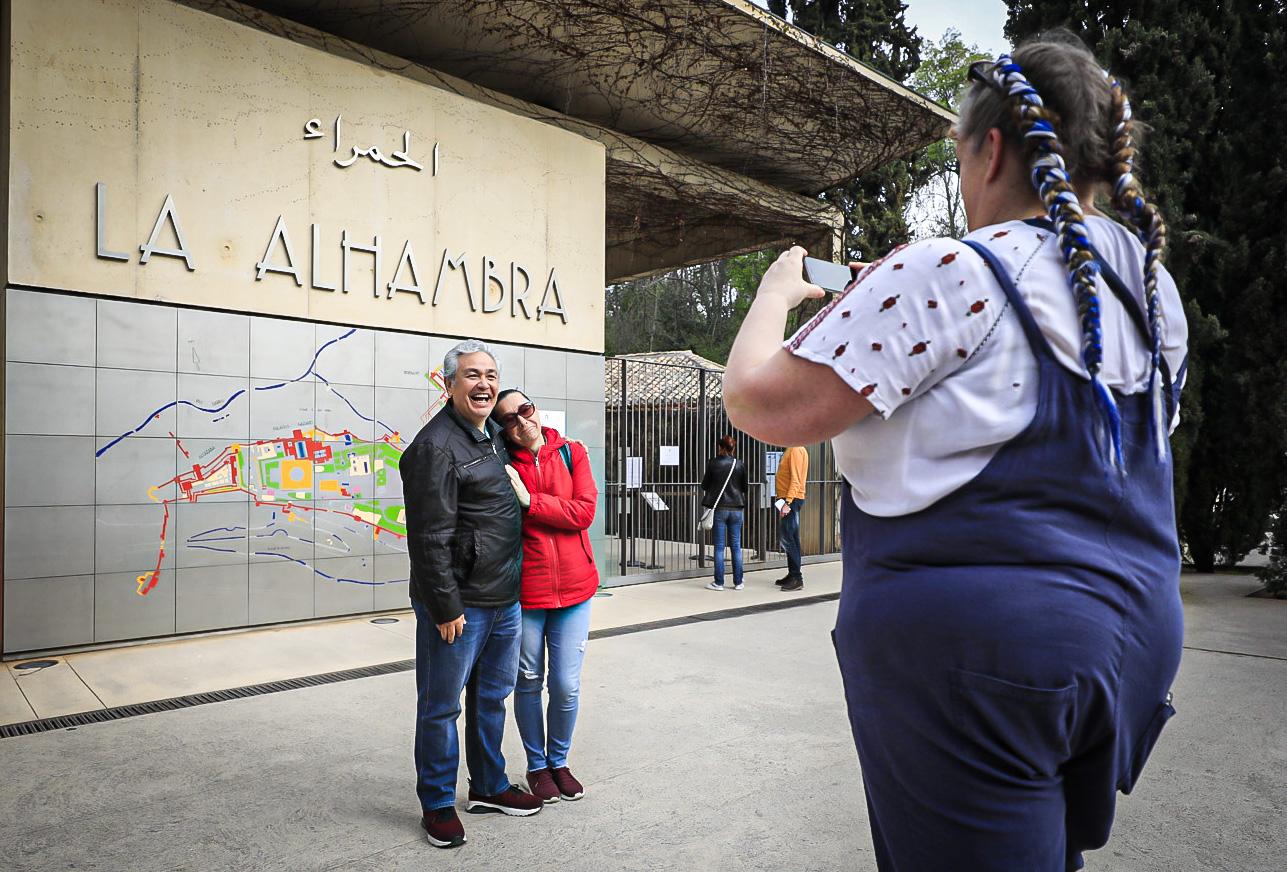 Las calles de Granada y los monumentos, con mucha menos gente de lo habitual