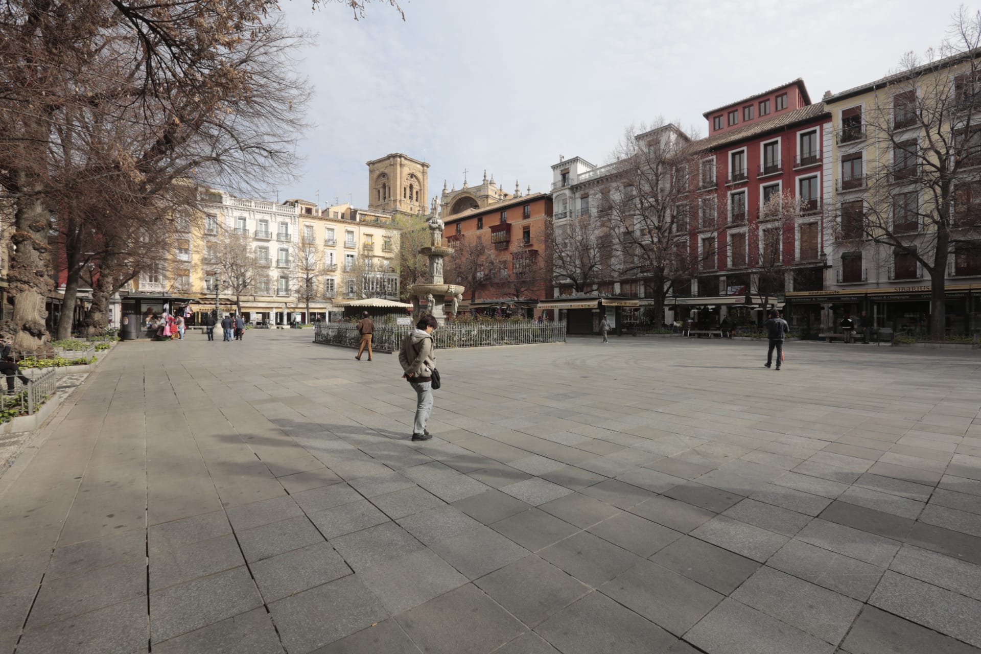 Las calles de Granada y los monumentos, con mucha menos gente de lo habitual