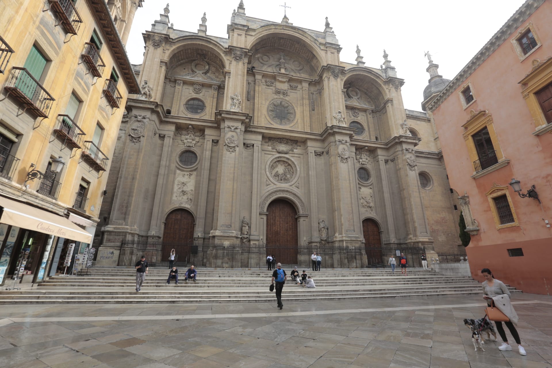 Las calles de Granada y los monumentos, con mucha menos gente de lo habitual