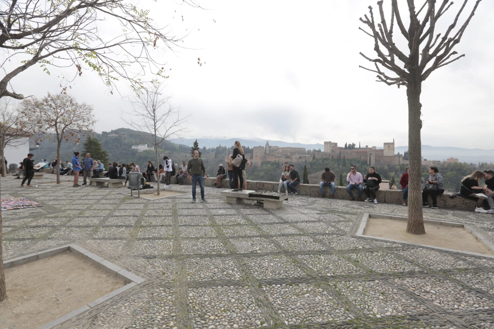 Las calles de Granada y los monumentos, con mucha menos gente de lo habitual