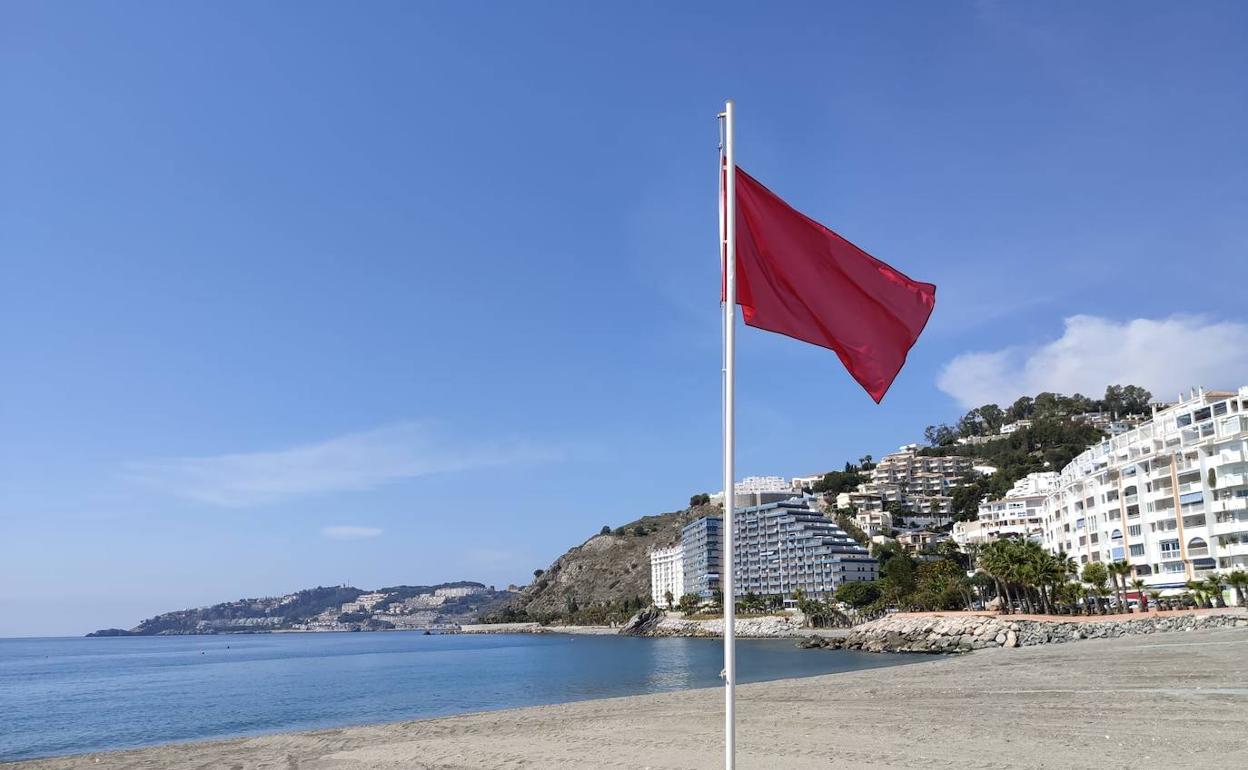 Una de las playas de Almuñécar que ha cerrado hoy.