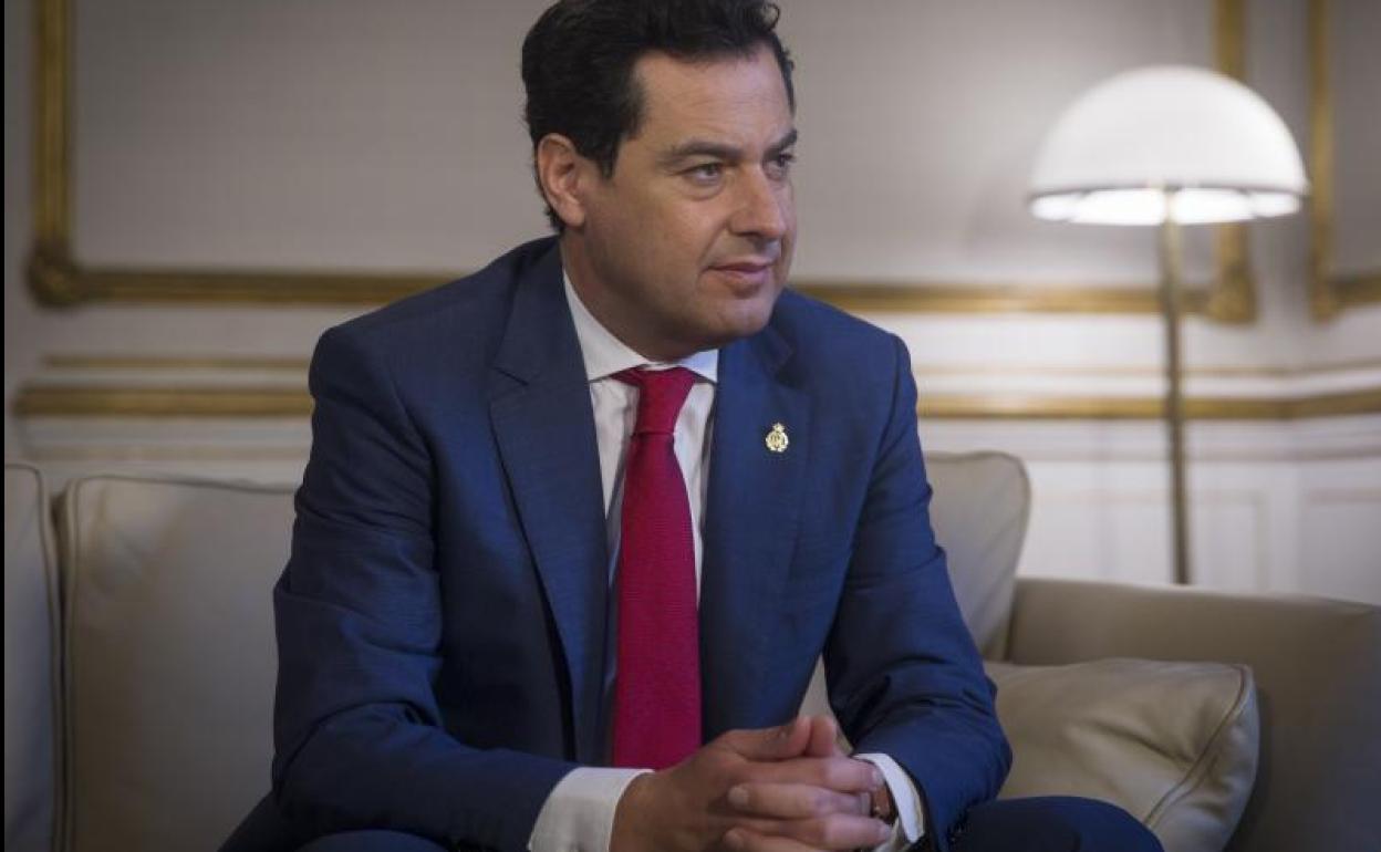 El presidente de la Junta de Andalucía, Juanma Moreno, durante la ronda de reuniones por separado con los portavoces de los grupos del Parlamento de Andalucía para analizar la evolución de la epidemia de coronavirus. 