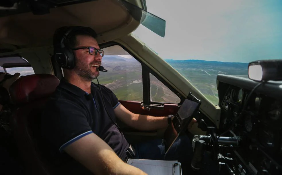 Sebastián Vidal, que trabaja en remoto con una empresa de California, vuela sobre Granada en su avioneta.