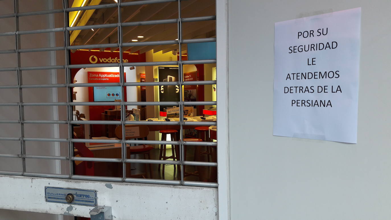 En alguna plaza, mesas y sillas de bares montadas. Y pocos, muy pocos, sin embargo, en la calle y casi ninguno sentado en las terrazas