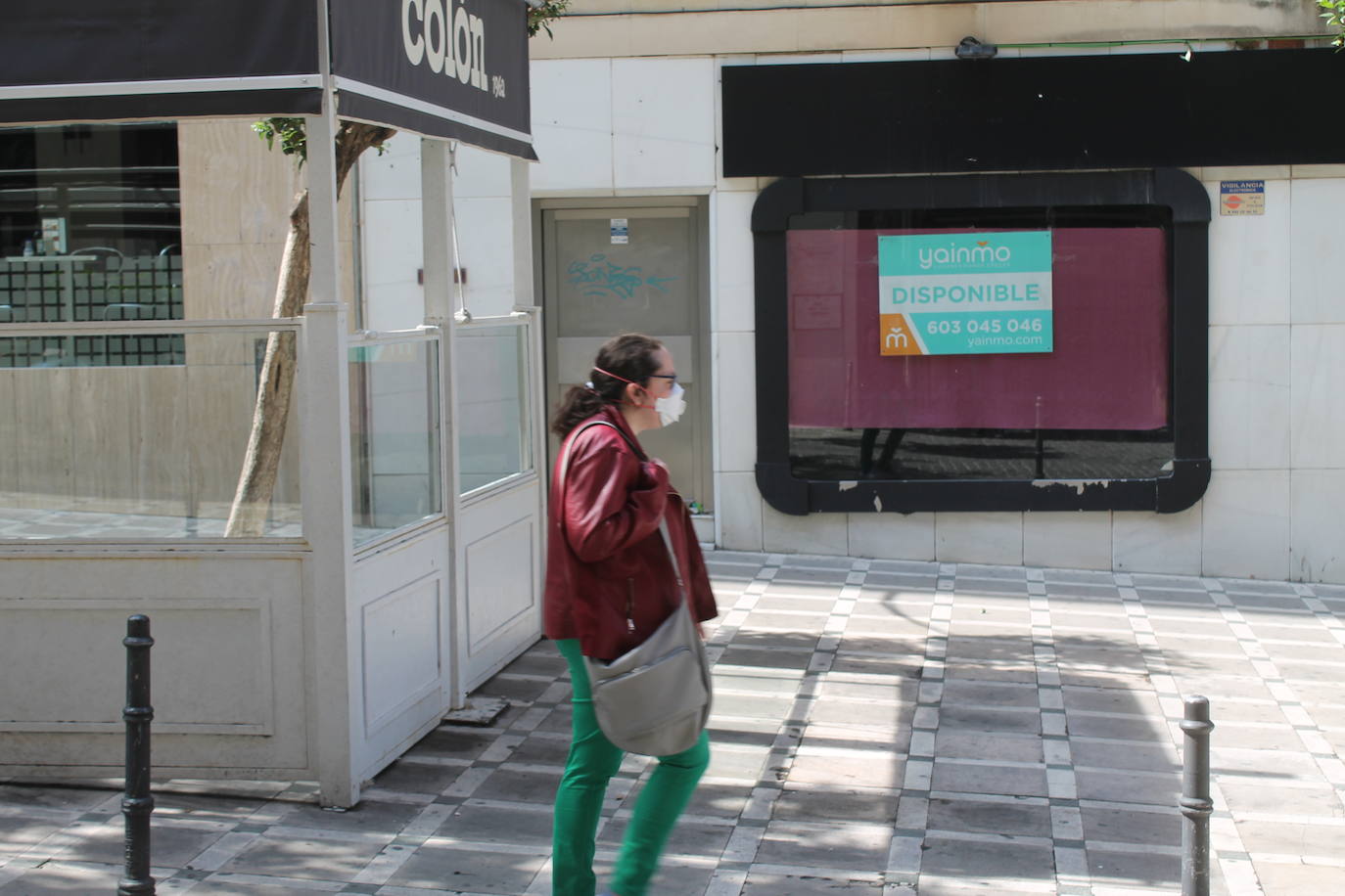En alguna plaza, mesas y sillas de bares montadas. Y pocos, muy pocos, sin embargo, en la calle y casi ninguno sentado en las terrazas