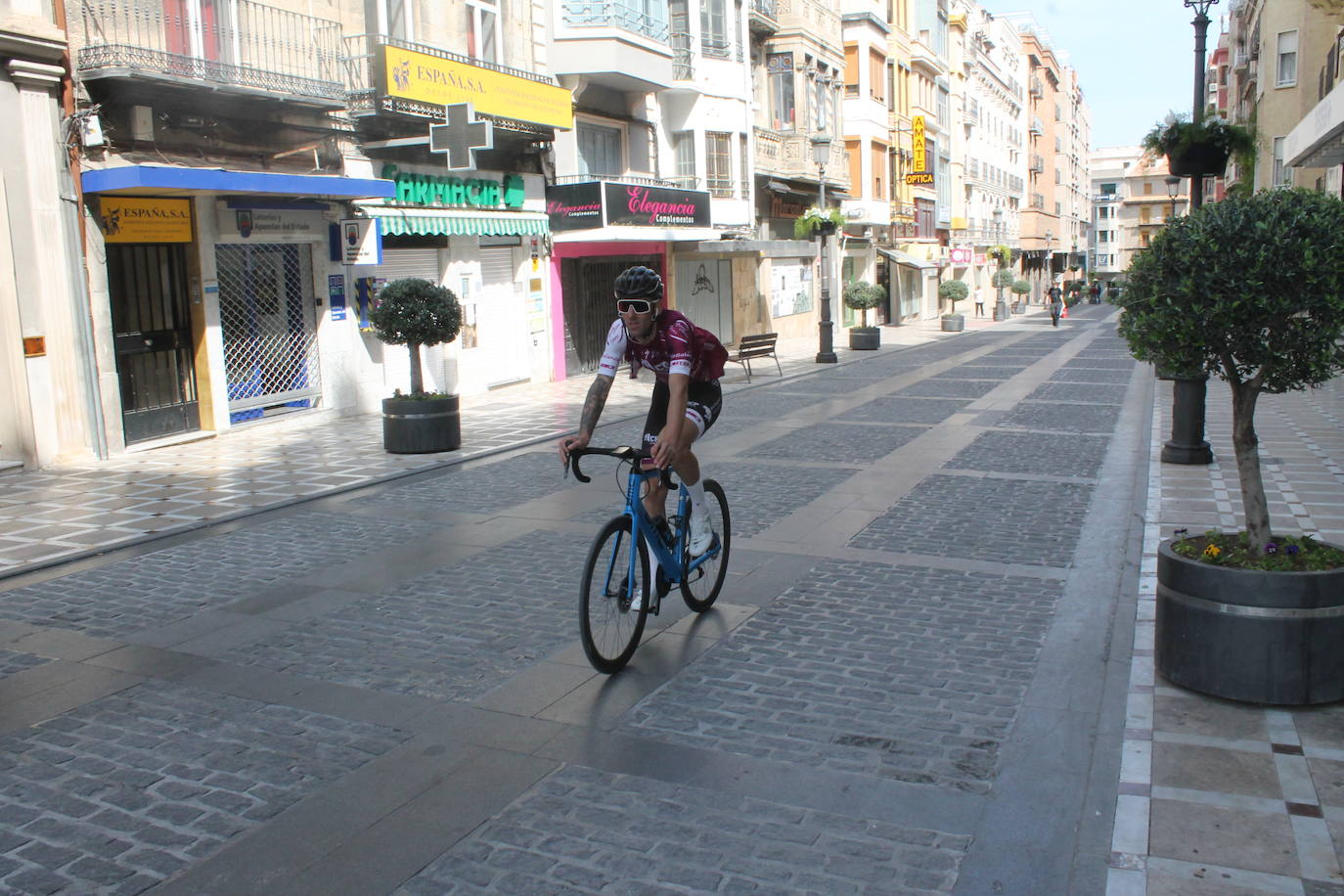 En alguna plaza, mesas y sillas de bares montadas. Y pocos, muy pocos, sin embargo, en la calle y casi ninguno sentado en las terrazas