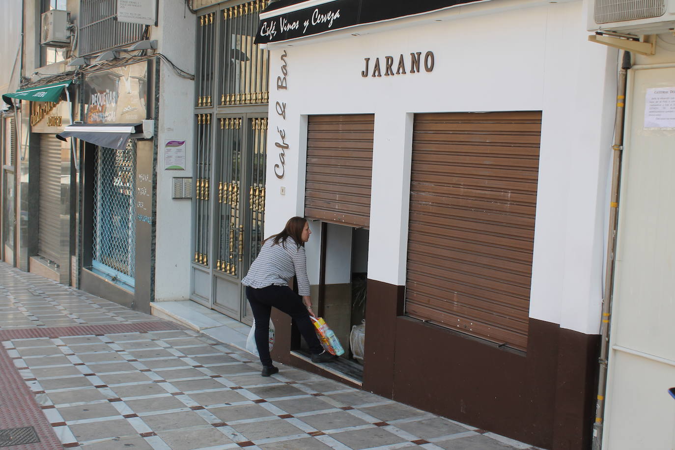 En alguna plaza, mesas y sillas de bares montadas. Y pocos, muy pocos, sin embargo, en la calle y casi ninguno sentado en las terrazas