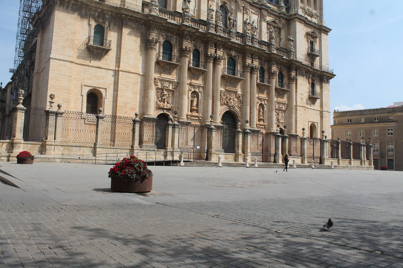En alguna plaza, mesas y sillas de bares montadas. Y pocos, muy pocos, sin embargo, en la calle y casi ninguno sentado en las terrazas
