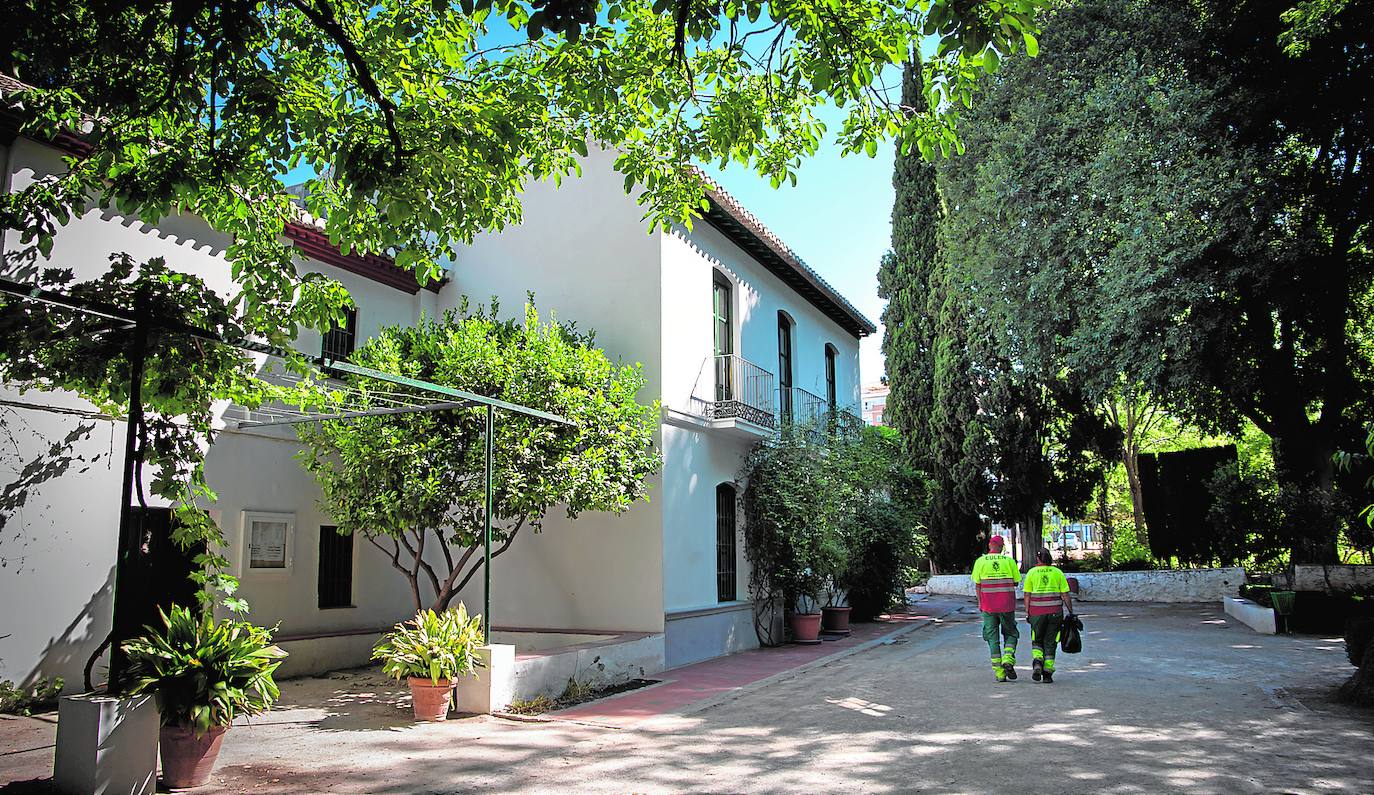 Operarios en la casa museo Huerta de San Vicente, cuyo proyecto de climatización sufre una demora de tres años.