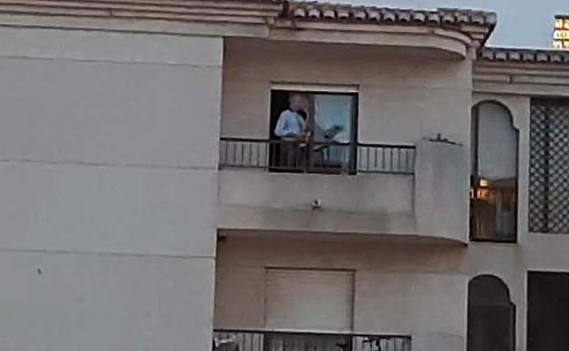 Los músicos de Almuñécar tocan 'Suspiros de España' desde sus balcones como tributo a los sanitarios de todo el país