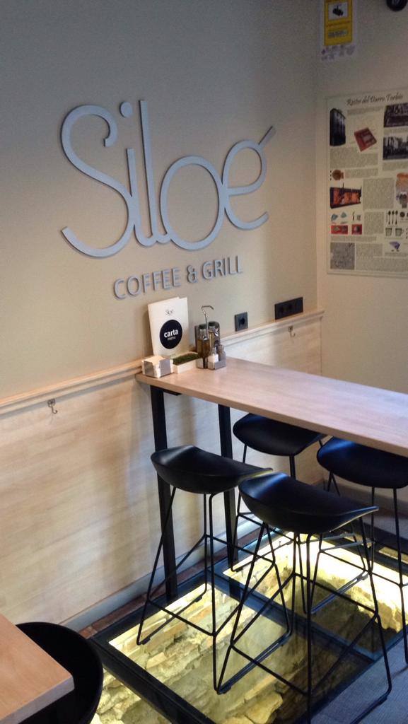 Darro Turbio, en la plaza Siloé, con el arqueólogo Santiago Pecete.