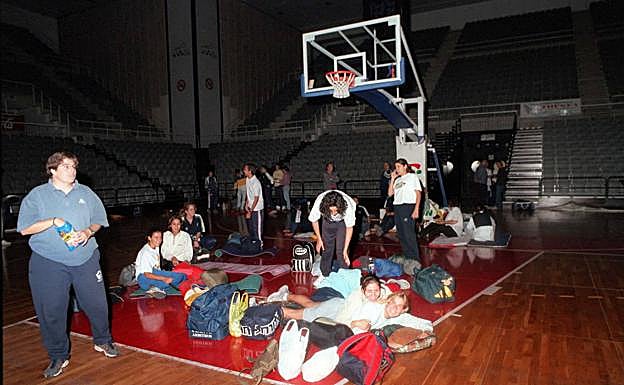 Imagen del encierro en el Palacio de los Deportes en el año 2000 del CBGranada y el Granada 74. 