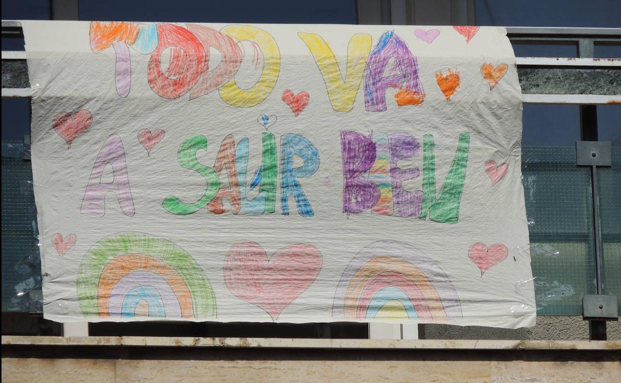 Cartel colgado en un balcón de la plaza de la Constitución, en Jaén. 