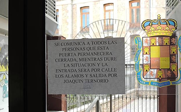 Una de las puertas cerradas en el mercado. 