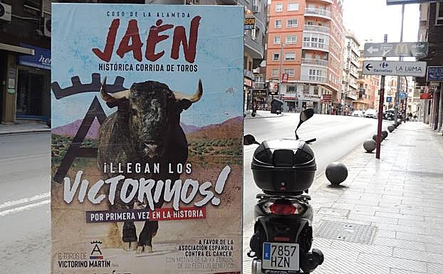 Cartel taurino situado en la Avenida de Madrid, ayer. 